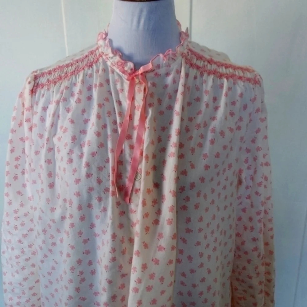 Vintage  Miss Elaine Pink White House Coat Robe Smocked Neck and CuffsVintage  M